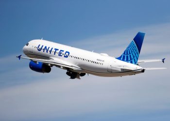 United Airlines tweaks frequent flyer program to reward credit card spending