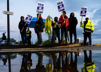 Autoworkers hesitate on new contracts despite ‘record’ pay increases