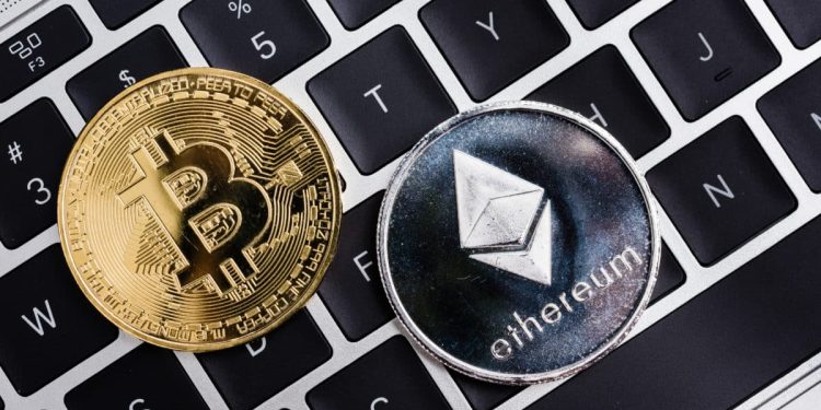 Bitcoin and Ethereum: Ethereum is holding above $2000