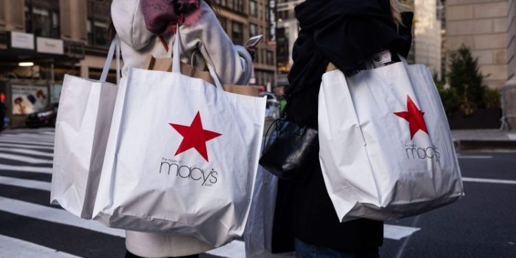 Consumer confidence pops in the last month of a year that dodged recession forecasts