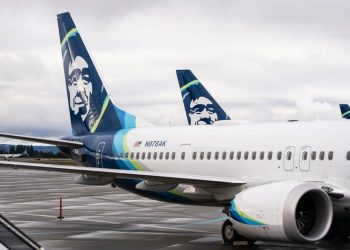 Hundreds of Alaska Airlines and United flights canceled after Boeing 737 Max 9 groundings