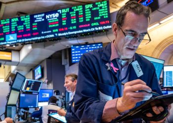 S&P 500 hits all-time high, surpassing previous record set in 2022