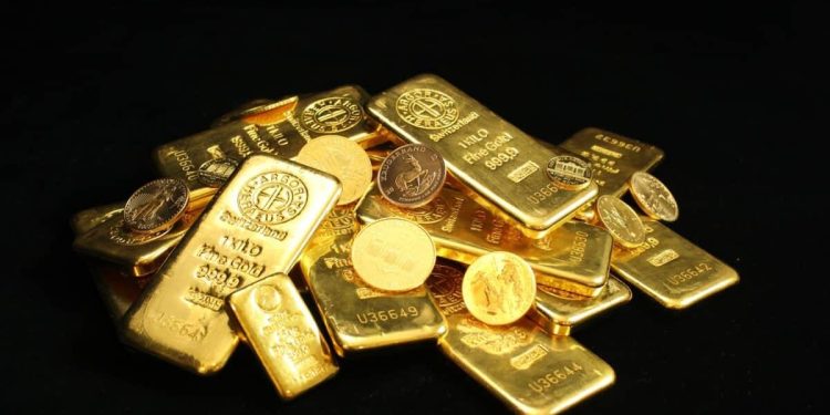 Gold Hits Historic $2,220 High Amid Rate Cut Hopes