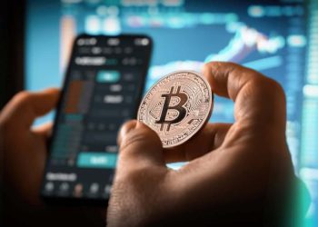 Bitcoin Dips 4%, GBTC Sees Record $643M Outflow