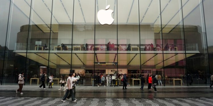 Apple loses top phonemaker spot to Samsung as iPhone shipments drop, research company says