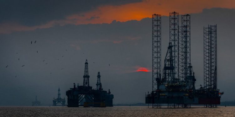 Oil and natural gas: Oil falls below last week’s low