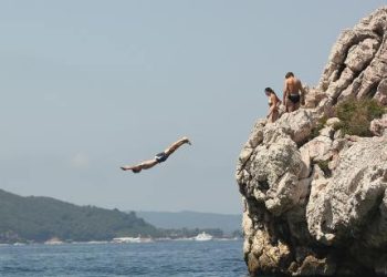 XRP Price Drops After Massive Whale Dump, Casting Doubt On $1 Target In April