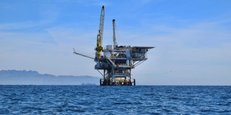 Oil and natural gas: oil price in retreat below $77.00