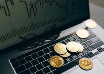 Crypto Expert Arthur Hayes Says Bitcoin Has Found Its Local Bottom – But Can It Hold This Level?