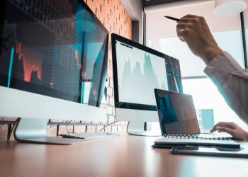 CROWN Token Price Falls 25.4%, Volume Soars to $1.6M