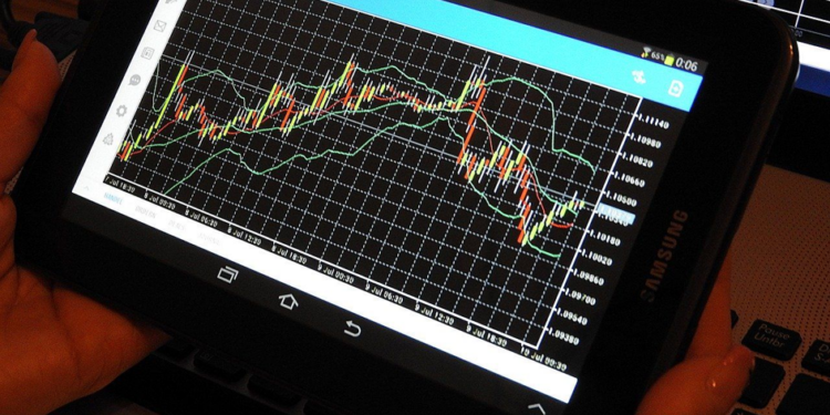 FTSE 100 Futures Fall Amid Inflation and Earnings Concerns