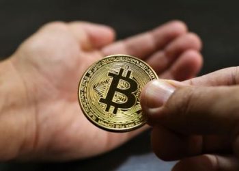 HODLing Resurgence? 374,000 Bitcoin Transfer Ignites Crypto Recovery