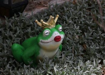 PEPE Bullish Trend Line Under Threat: $0.00000766 Level On Sight?