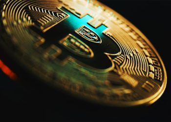 Bitcoin loses bullish momentum on Monday and drops again