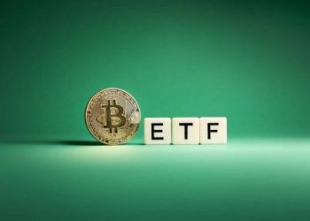 Bitcoin Spot ETF Exodus Continues: $900 Million Outflows Extend Losing Streak