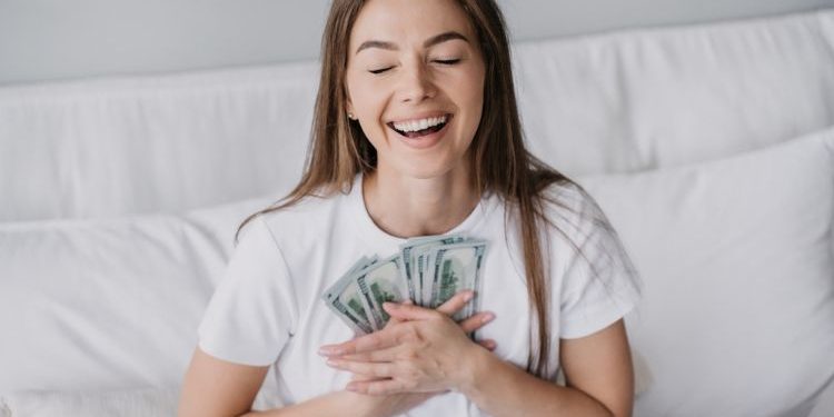 Žaisk ir laimėk pinigų su JemLit: paslapčių dėžutė ir nemokama loterija su 500 € prizu