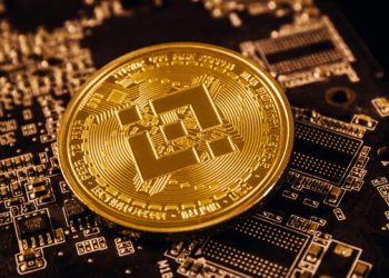 BNB Coils For Impact: Will $670 Crack Under Pressure?