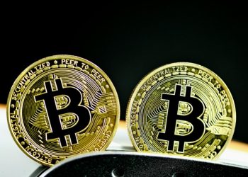 Bitcoin Weak Hands Exit While Smart Money Loads Up –  Is A Breakout Near?