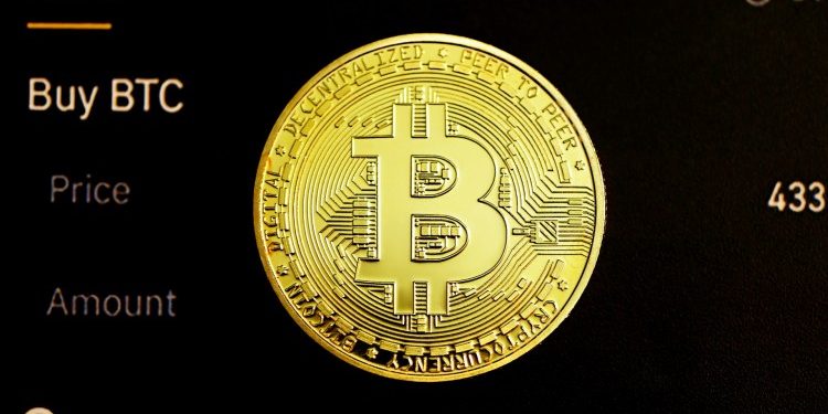 Bitcoin Holds $117,500 On Retail Support While Whales Stay Quiet – Cause For Concern?