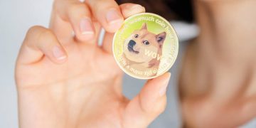 Dogecoin Tightens Up: Symmetrical Triangle Converges With High-Timeframe Wyckoff Setup