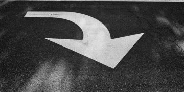 More Pain For Ethereum? Head And Shoulder Pattern Signals $2,400 Breakdown